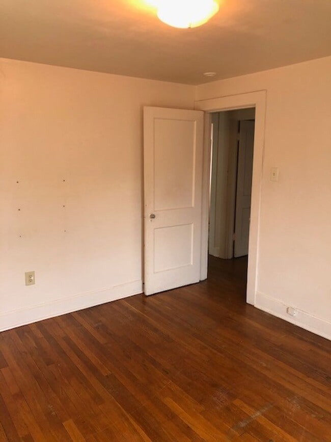 Building Photo - 3 Bed, 1 Bath Home Conveniently located to...