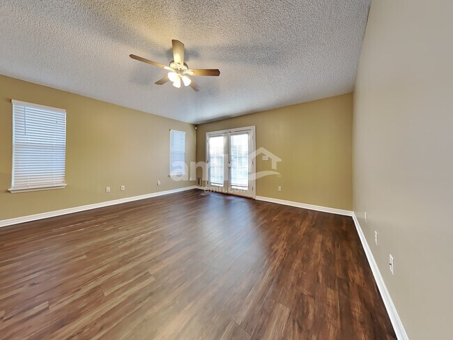 Foto del edificio - 2143 Featherwood Dr W