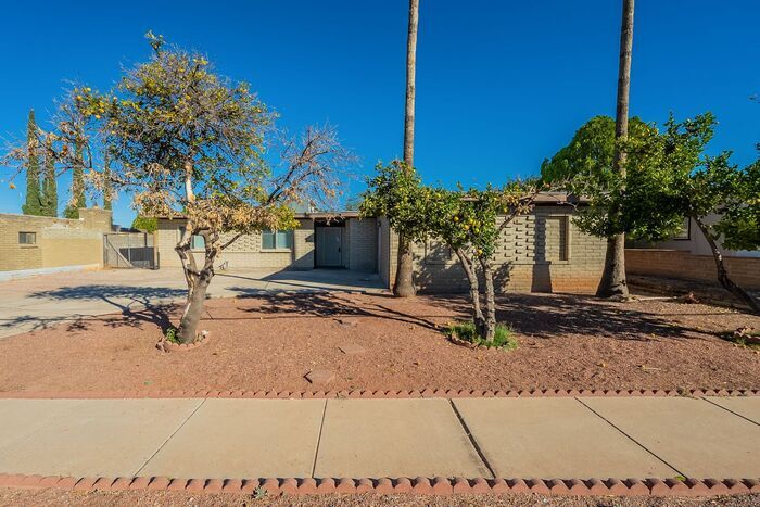 Foto principal - Spacious 4Bed/2Bath Oasis Near Outdoor Adv...