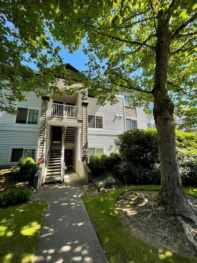 Building Photo - Sammamish - 3 BR, 2 BTH ground floor condo...