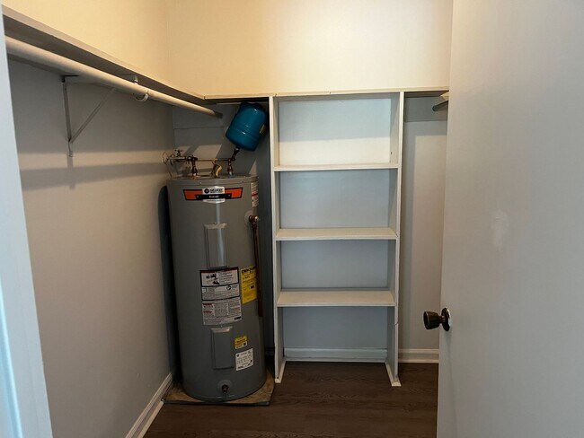 Foto del edificio - Conveniently Located 1 bedroom, 1 bath apa...
