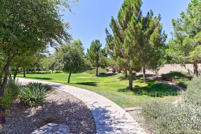 Foto del edificio - 15042 N 142nd Ln