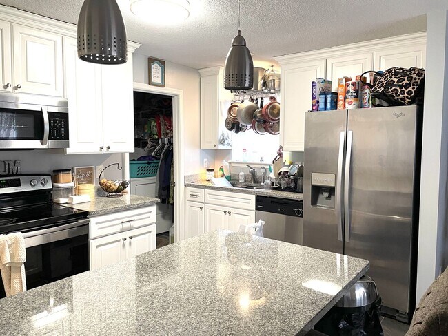 Foto del edificio - Beautifully updated 4-bedroom, 2-bathroom home located in the desirable, wooded Meadowbrook Woods...