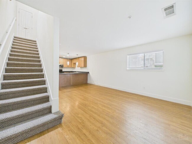 Building Photo - 711 W 32nd St