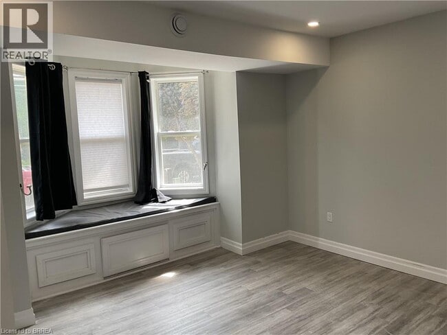 Building Photo - 98 Lorne Crescent
