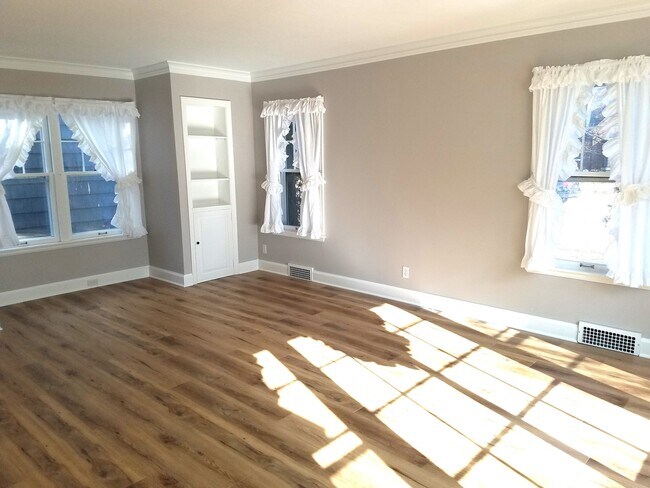 Living Room with built-ins - 504 Euclid Ave