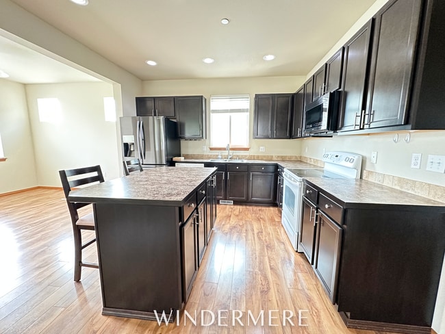 Building Photo - Bright and spacious, close to everything!