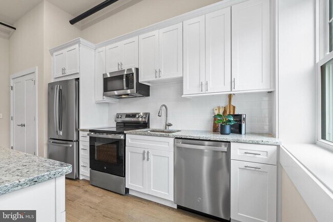 Building Photo - 30 W Broad St