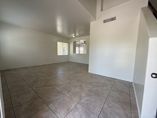 Building Photo - "Spacious 3-Bedroom Gem with 2.5 Baths in ...