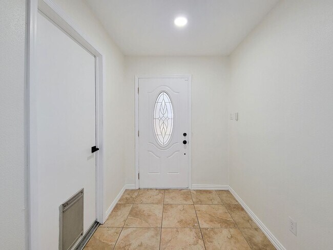 Foto del edificio - BEAUTIFUL 3 BEDROOM 2 BATH UPDATED HOME WITH TILE THROUGHOUT. GRANITE COUNTERTOPS WITH TILE FLOOR...