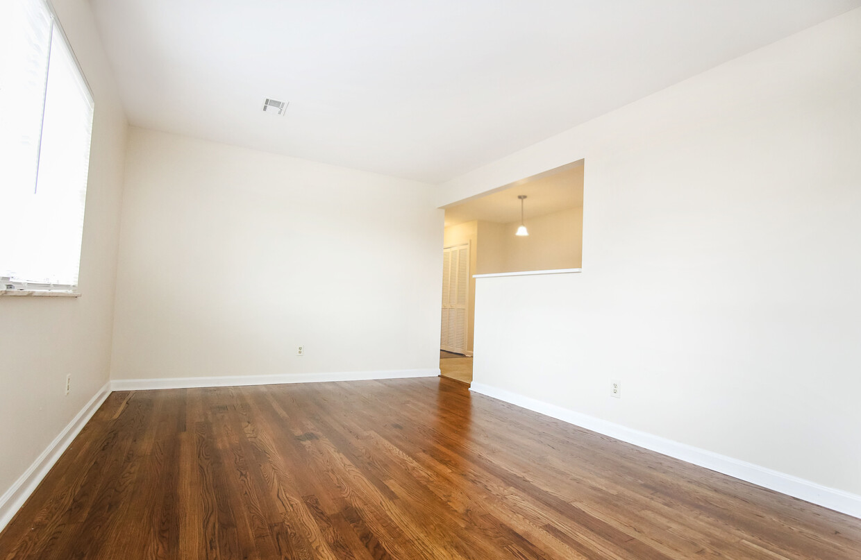 Living room - 1353 Royalty Ct