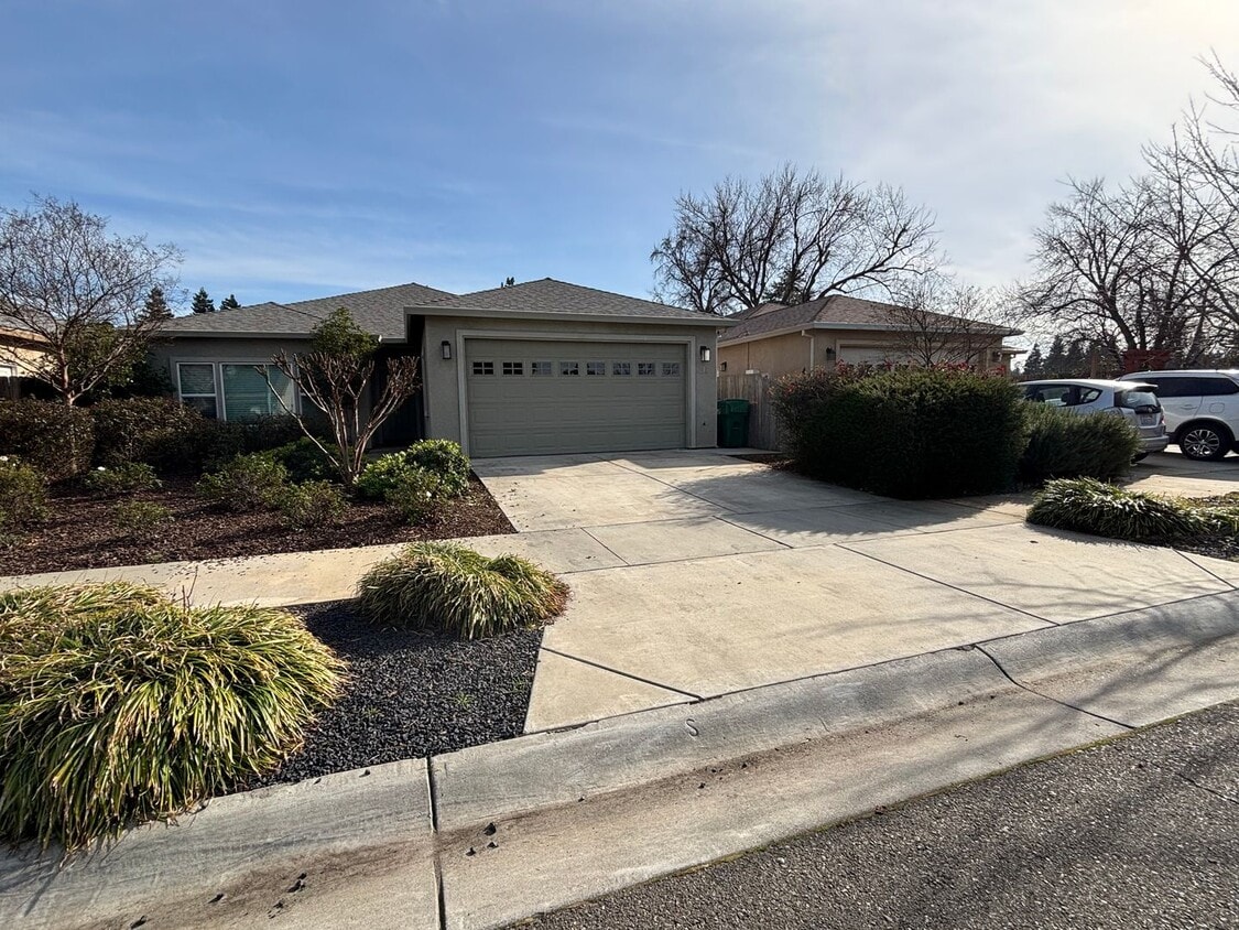 Building Photo - Beautiful 3 Bed, 2 Bath Home Located in Quaint Cul-de-Sac