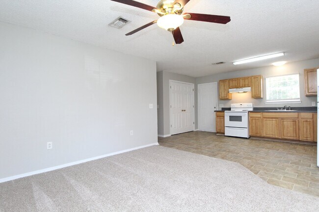 Building Photo - North Pensacola 3/1 patio home!