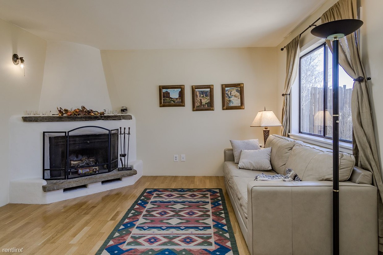 Primary Photo - 123 Mesa Verde St