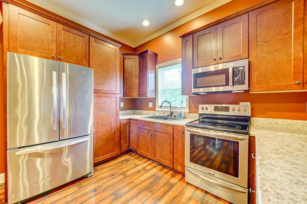 Updated Kitchen w/ Stainless Appliances - 2320 Allen Ave