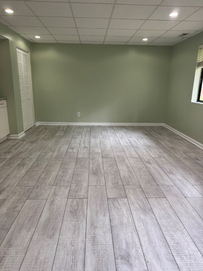 Building Photo - Basement apartment with kitchenette