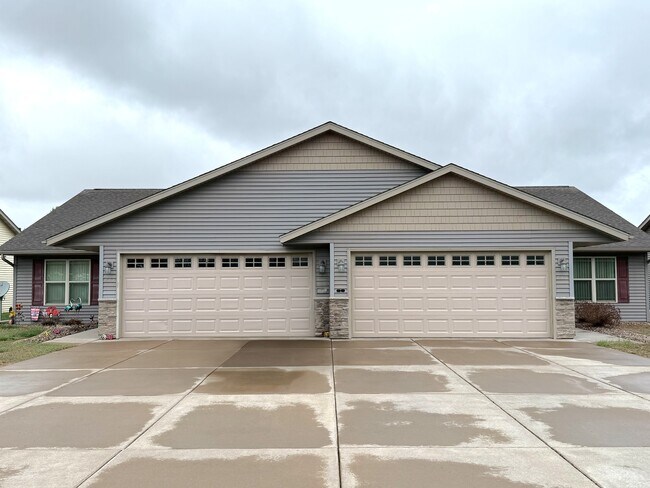 Building Photo - 820 W Shorewood Dr