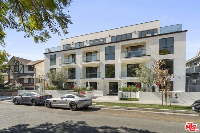 Building Photo - 825 N Croft Ave