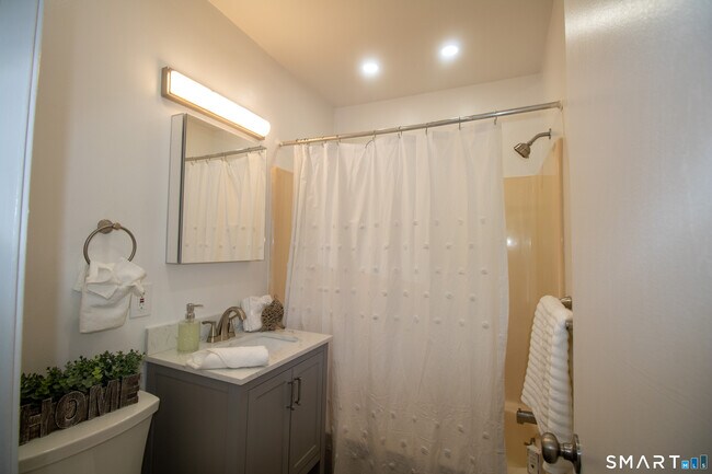 Foto del edificio - 12 Home St