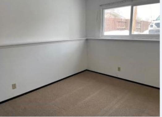 Building Photo - 3 bed 1.5 bath - Large unit - closer to Olds College
