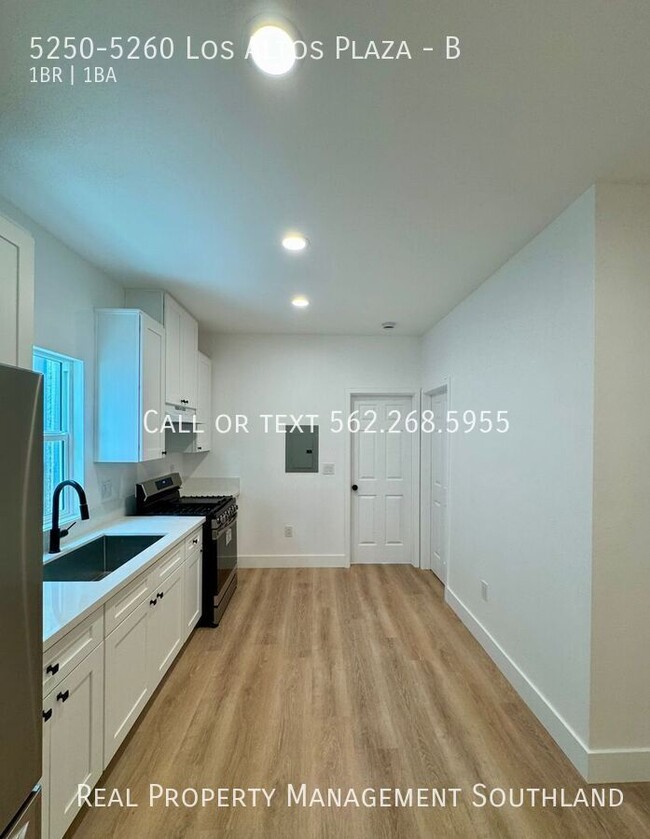 Building Photo - 5250-5260 Los Altos Plaza-B