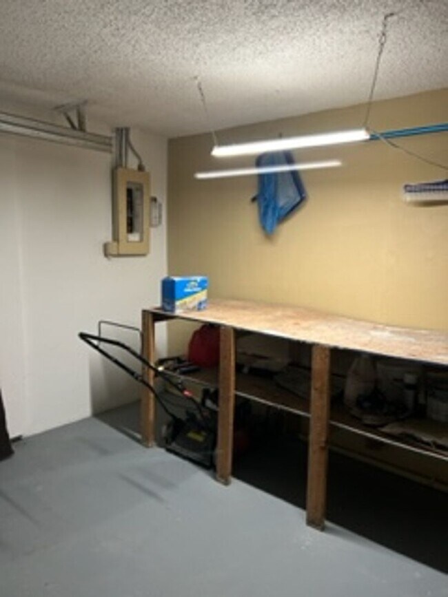 Foto del edificio - Beautiful 3 bedroom, 2 bath pool home in a...