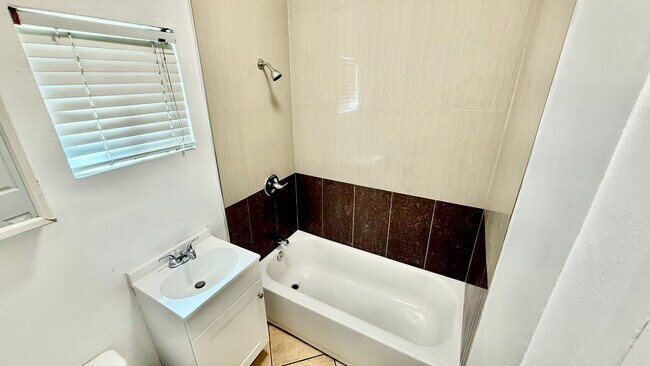 Foto del edificio - 1116 E 16th St