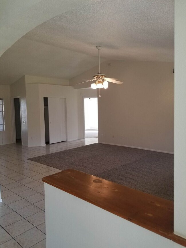Building Photo - Convenient Glendale location