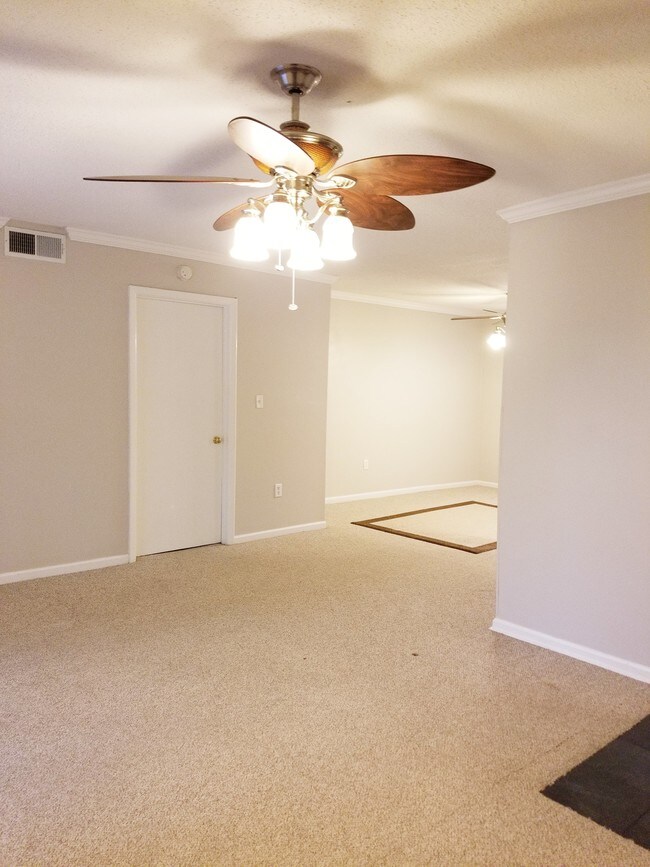 Building Photo - 601 Riverhill Cir