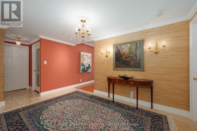 Photo du bâtiment - 100 Lakeshore Rd E
