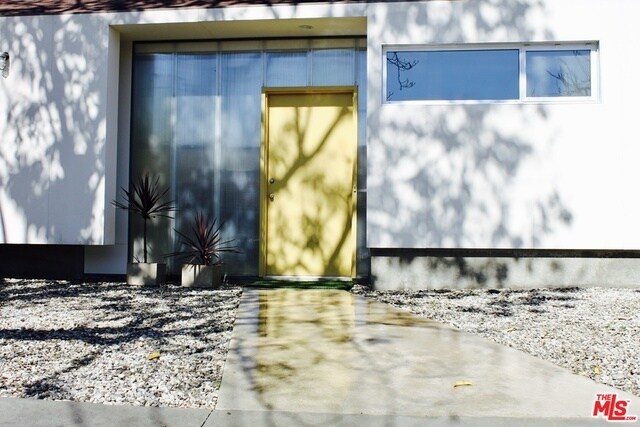 Building Photo - 865 N Bundy Dr