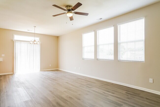Building Photo - 5200 Tant Cir