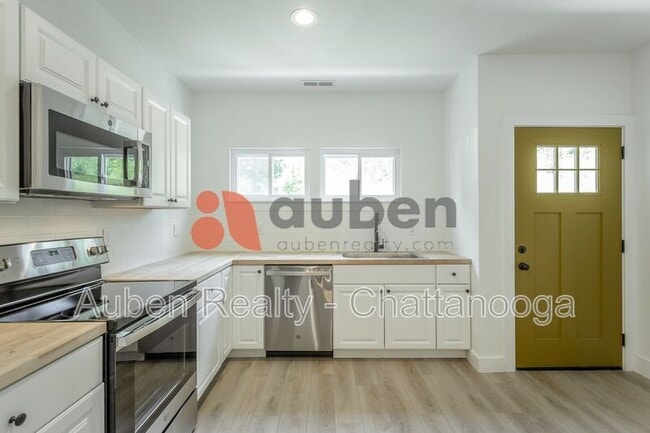 Photo - 1813 E 4th St House