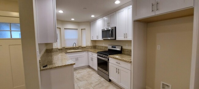 Building Photo - 632 David Cir
