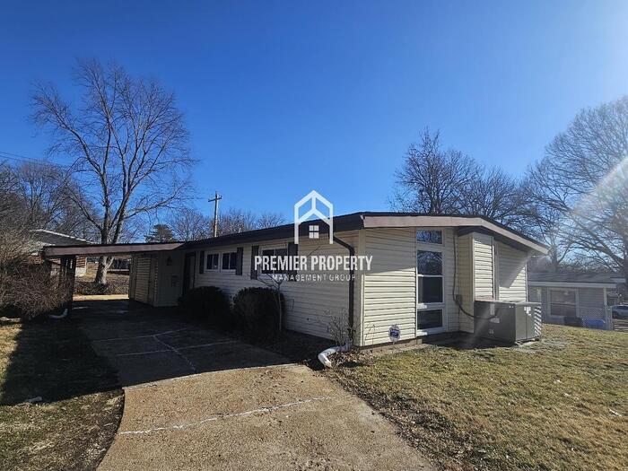 Primary Photo - 920 Saint Anthony - Available Now!