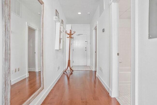 Foto del edificio - Kalorama Apartment – Renovated One-Bedroom with Private Balcony