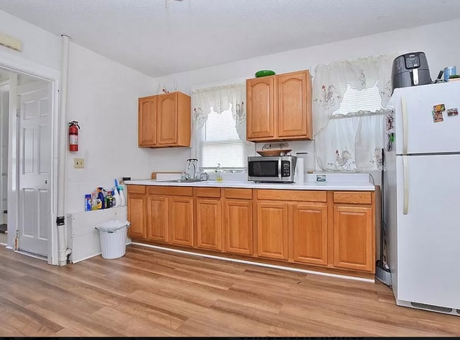 Building Photo - 1st floor unit off street parking