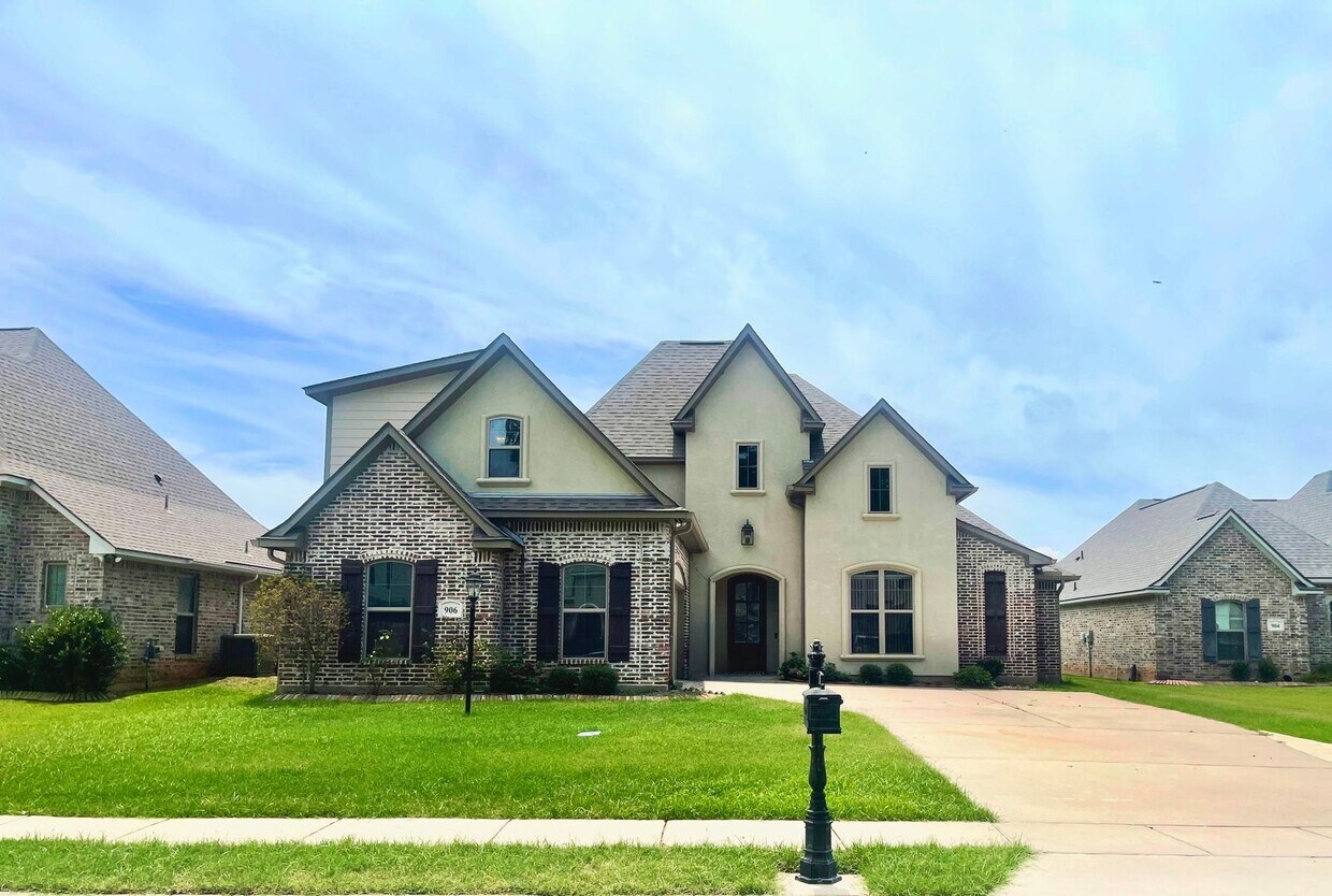 Foto principal - Stunning 4-Bedroom 3-Bath Home for Lease i...