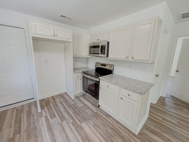 Building Photo - Modern 2BR/1.5BA Property with Renovated Interior and Unique Bonus Spaces - MOVE IN SPECIAL