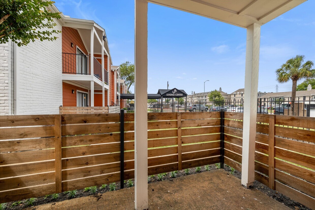 Foto principal - 8701 Town Park Dr