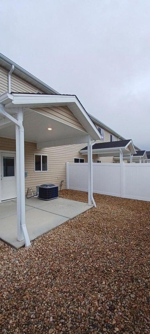 Building Photo - New 3 Bed 2.5 Bath Cedar Bend Townhome