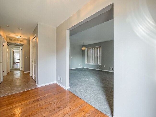 Foto del edificio - Bright and Spacious 2-Bed, 2-Bath Home in Lathrup Village!