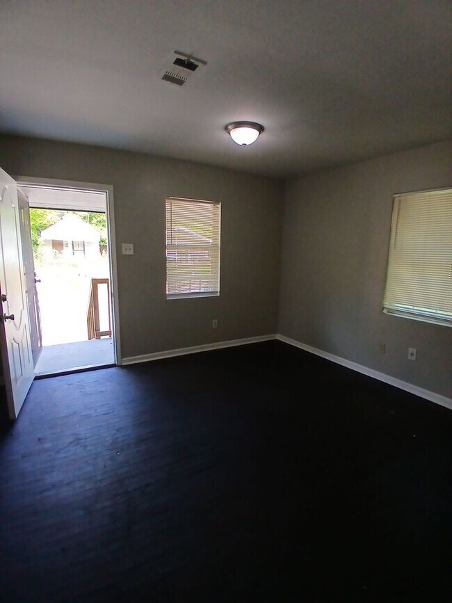 Building Photo - Charming 3 bedroom 1 bath home - $99 Move ...