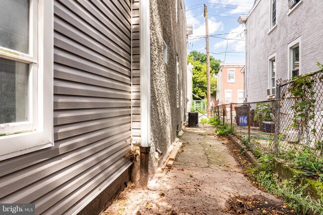 Building Photo - 114 E Pastorius St
