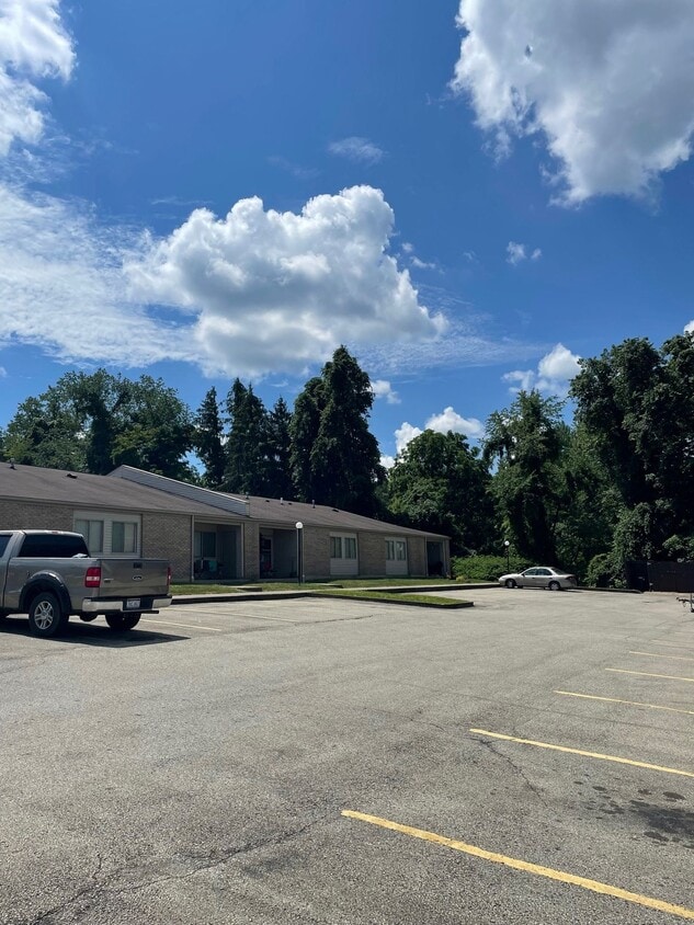 Building Photo - 3BR Twin Knobs