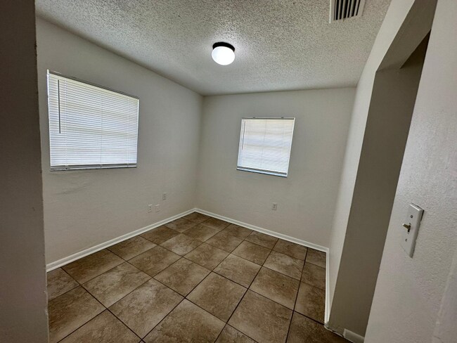 Building Photo - 5170 Lanette St