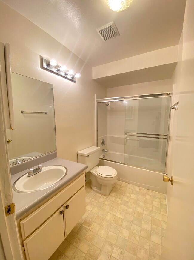 Full bathroom - 2491 Purdue Ave