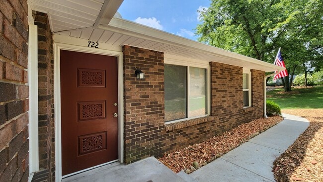 Building Photo - 722 Shadycrest Dr