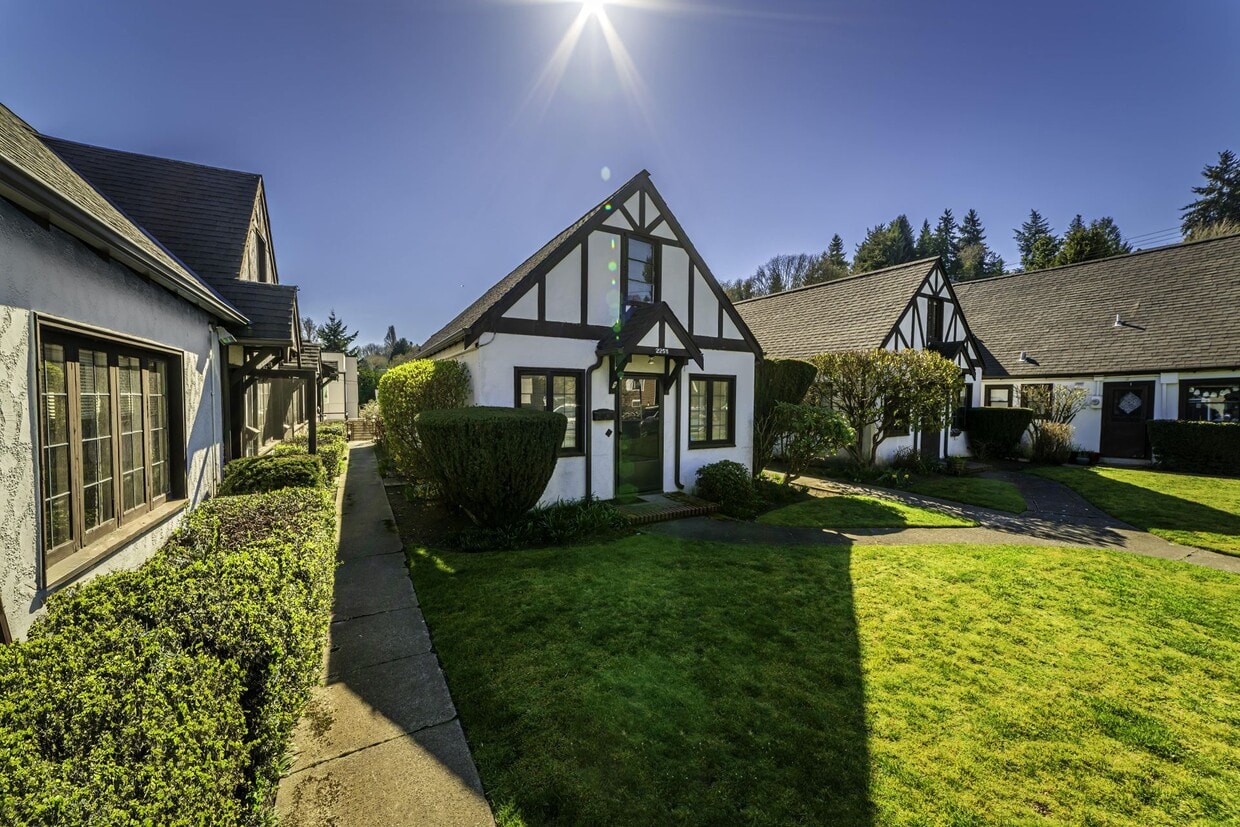 Primary Photo - Tudor Style Townhome, Close to UW, Great L...