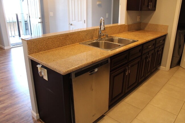 Building Photo - $2,900 - 2 Bed 2 Bath Condo in Oceanside Near Beach!